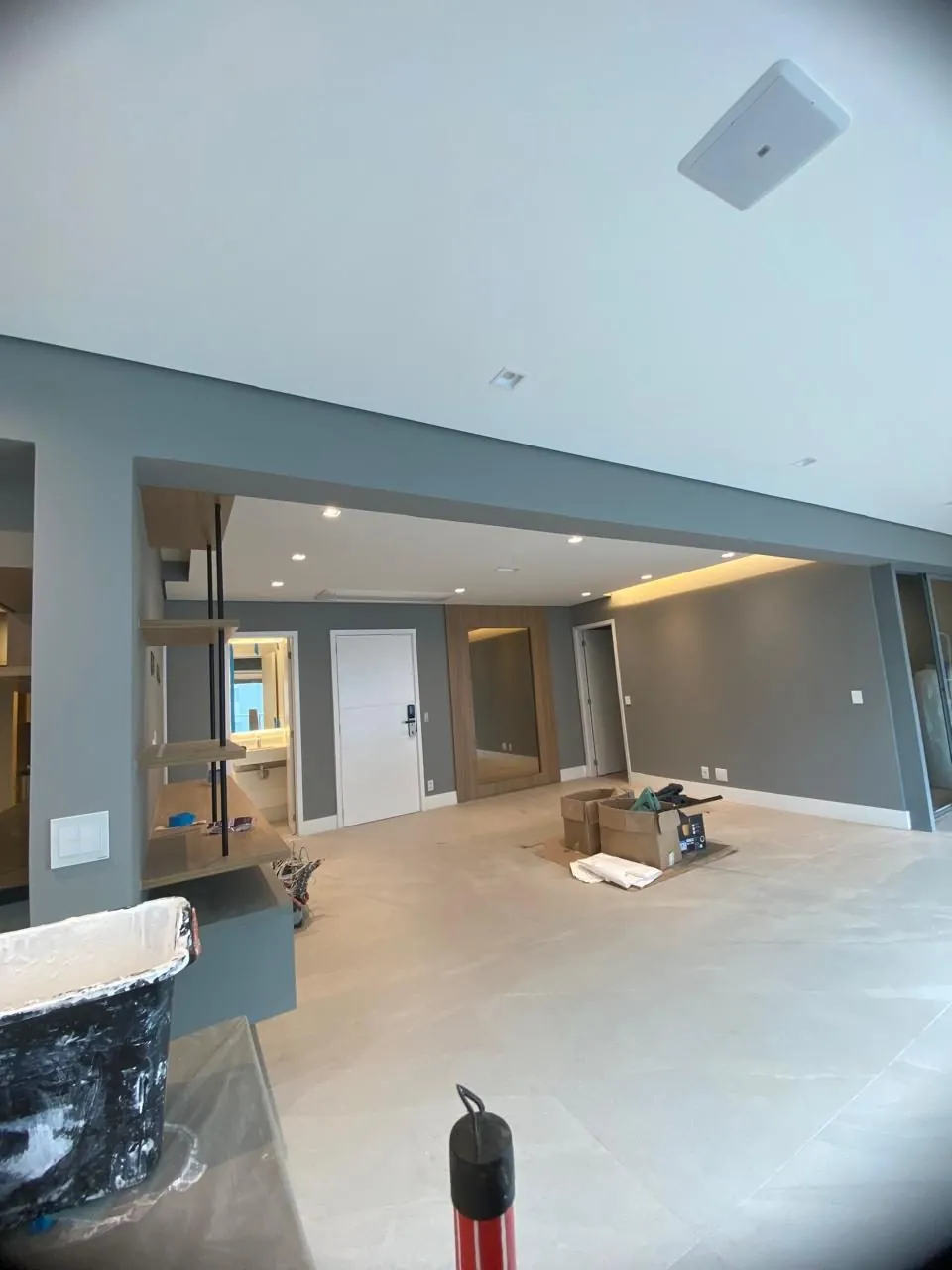 Ambiente residencial com parede recém-pintada e acabamento uniforme
