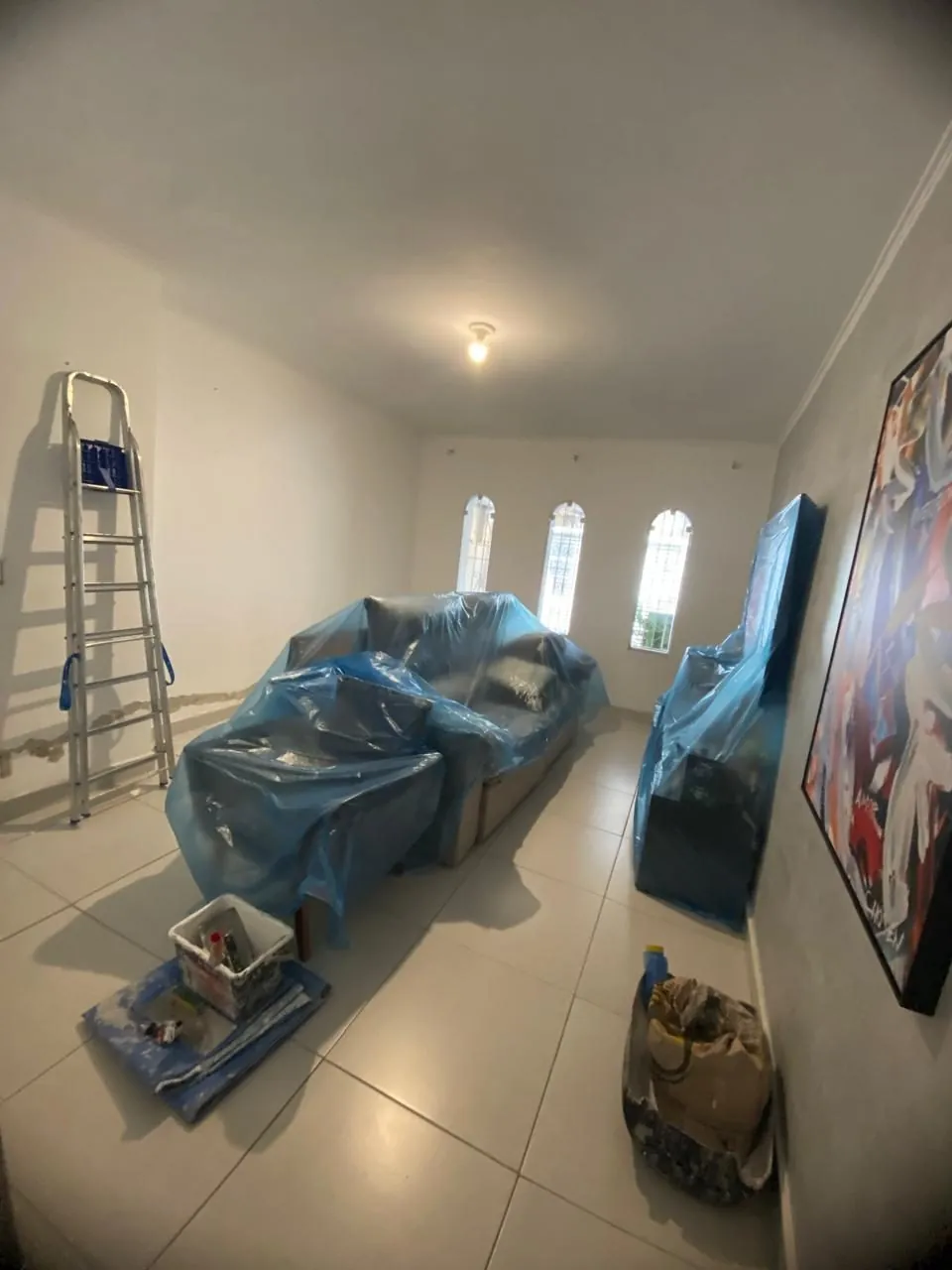 Equipe da Pintando O Sete preparando e protegendo um ambiente antes da pintura