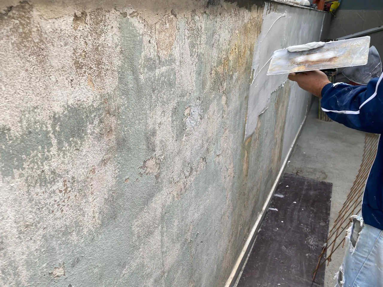 Aplicação de impermeabilizante em muro externo