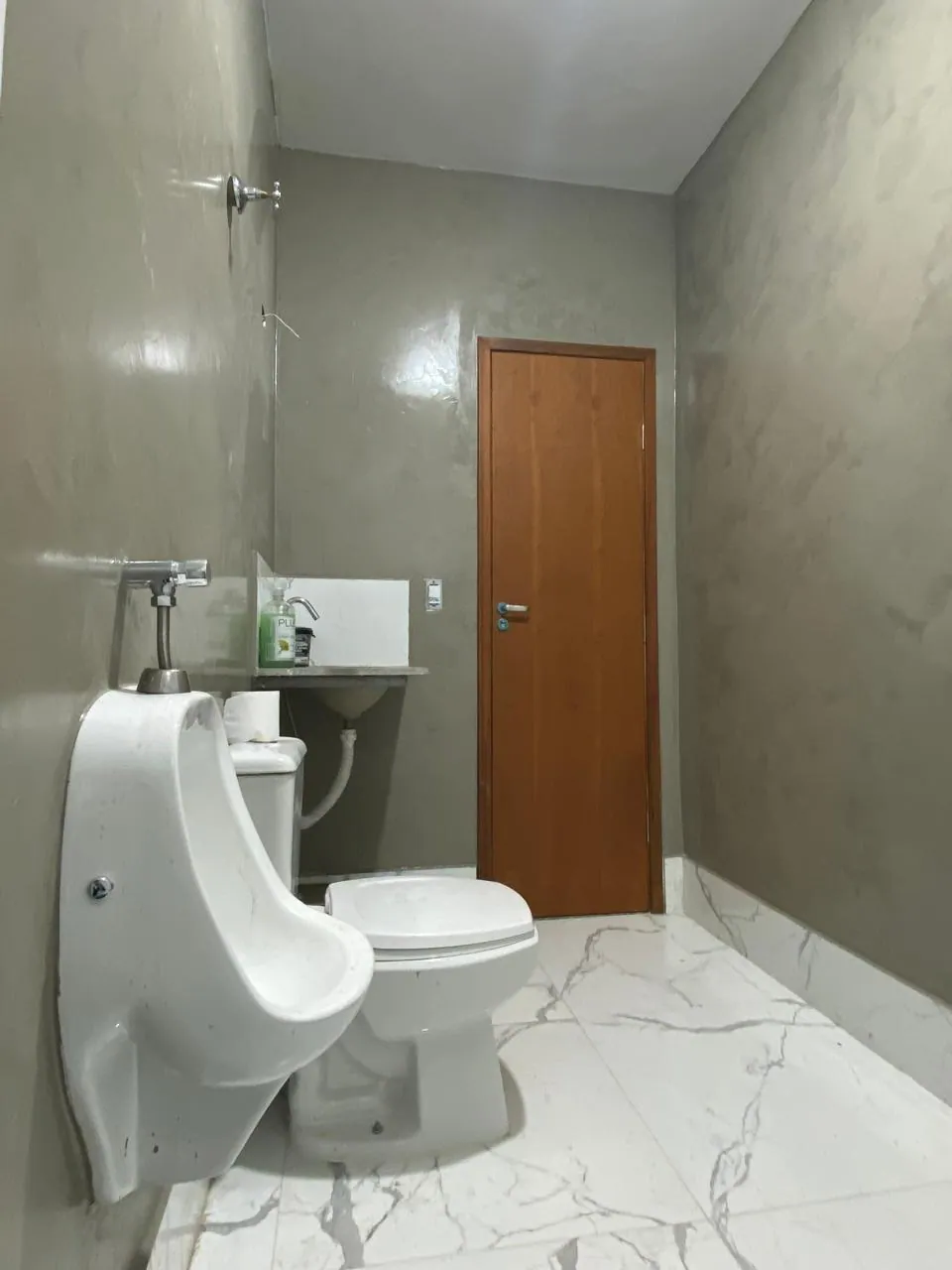 Banheiro com marmorato e acabamento decorativo polido