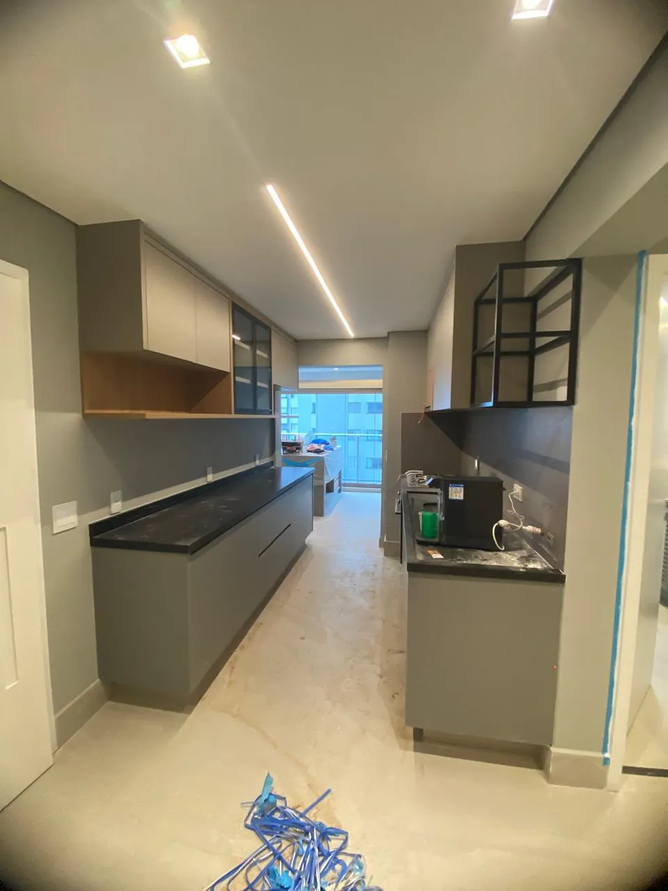 Cozinha integrada com pintura profissional e acabamento uniforme