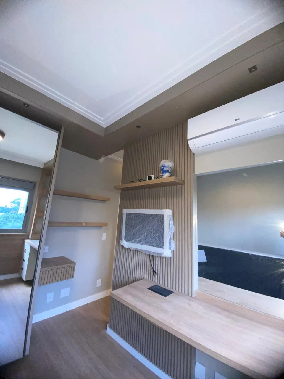Dormitório de apartamento com pintura nova e paredes niveladas
