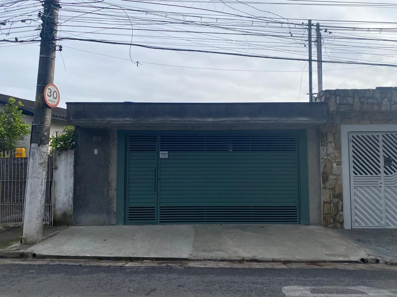 Fachada com tinta desgastada antes da pintura externa