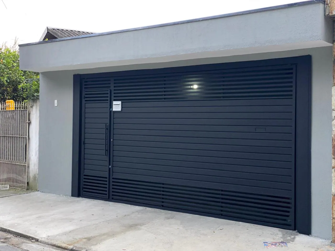 Fachada residencial após pintura externa completa