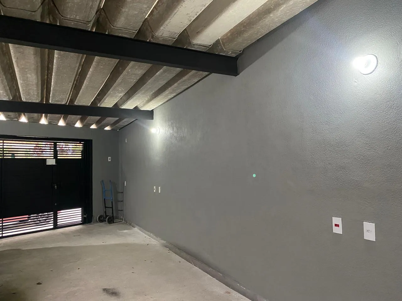 Galpão comercial com pintura cinza em grandes superfícies