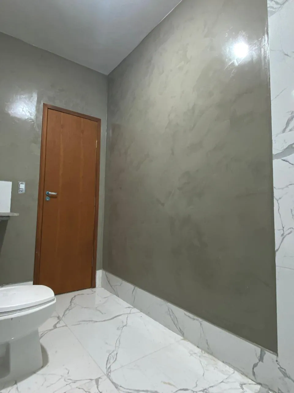 Lavabo com cimento queimado e detalhe em marmorato Lavabo com cimento queimado e detalhe em marmorato