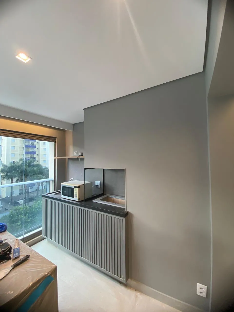 Living de apartamento no ABC com pintura cinza e teto branco