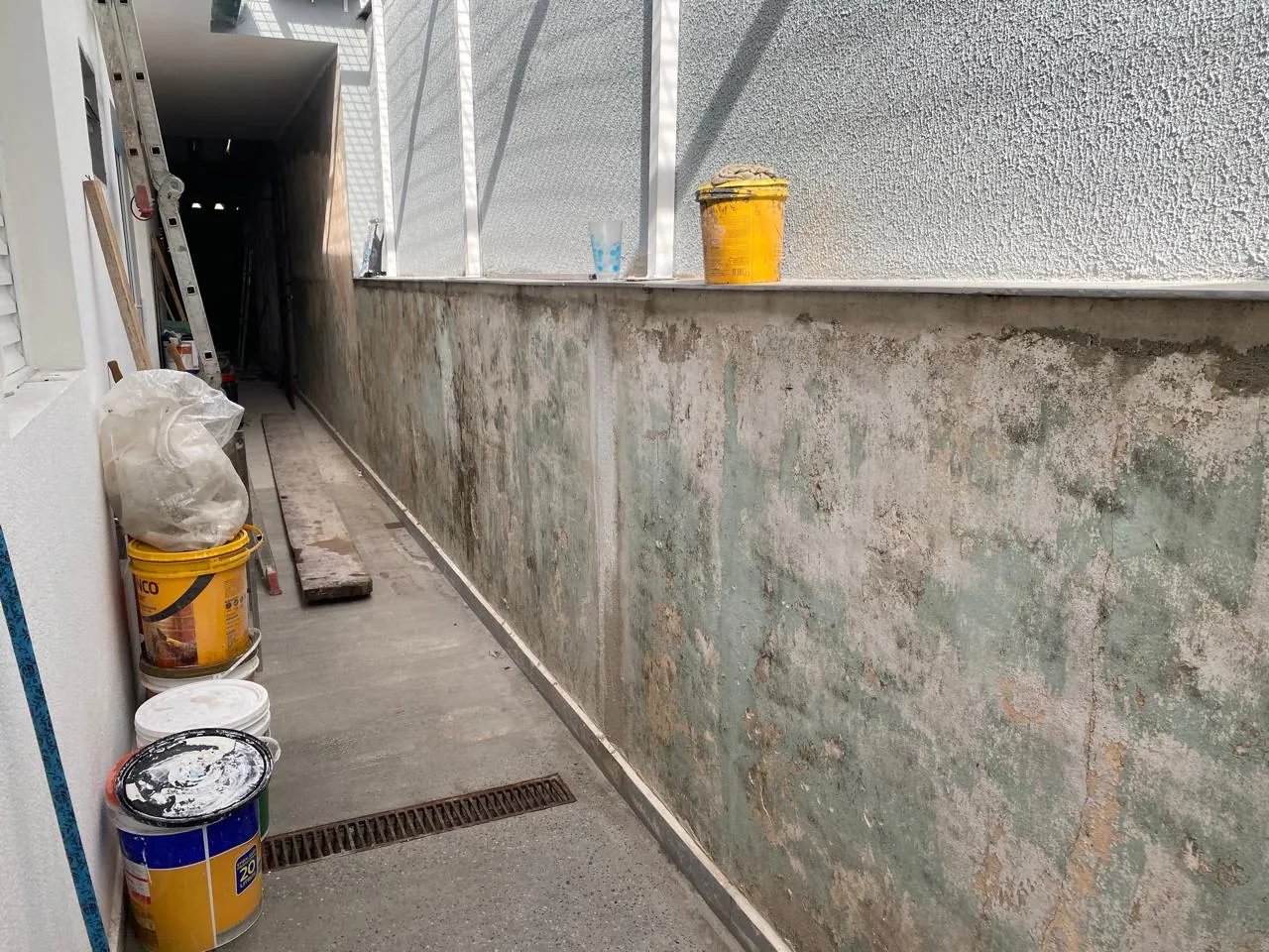 Muro com infiltração e manchas antes da impermeabilização