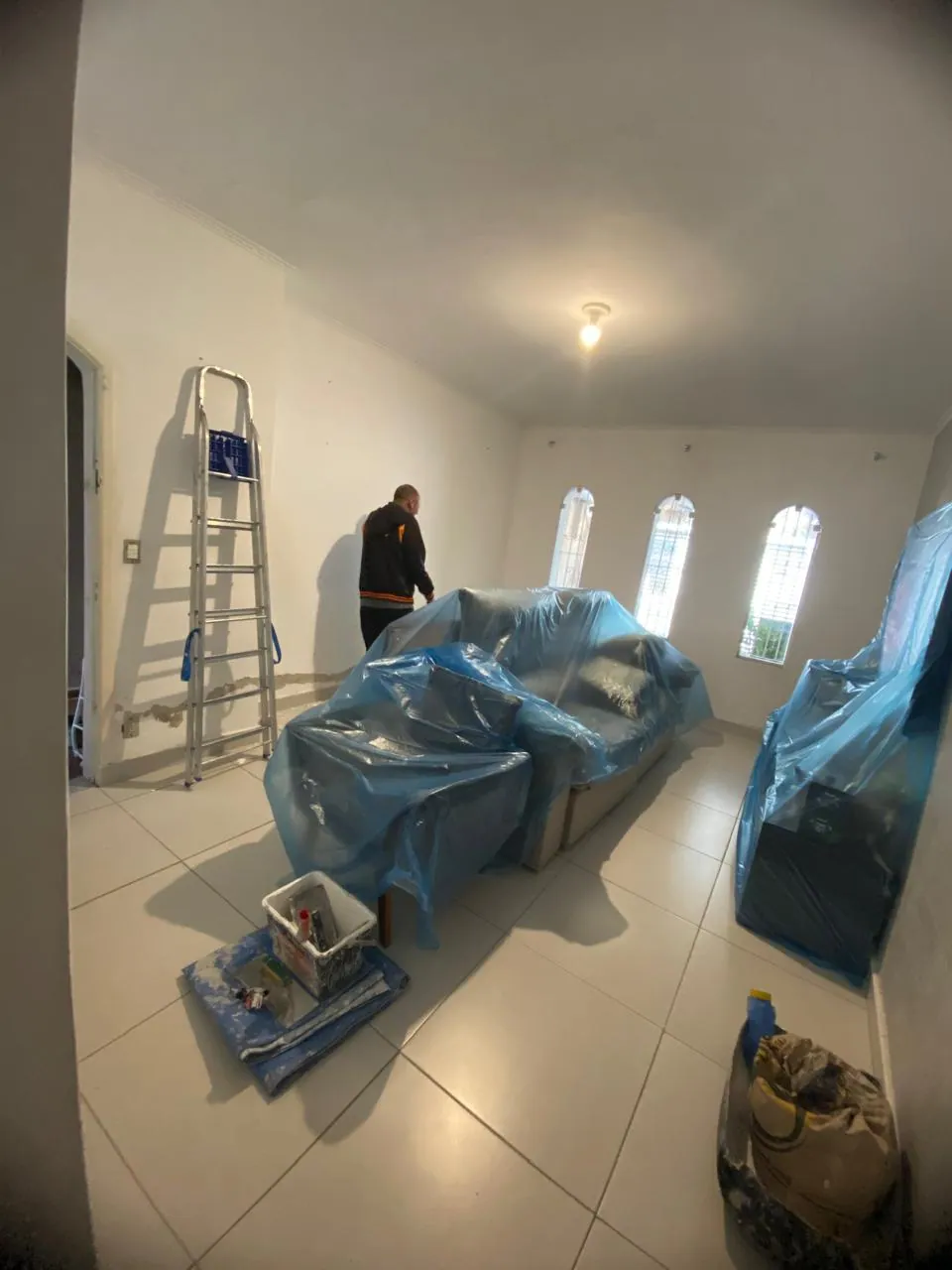 Obra de pintura interna com piso e mobiliário totalmente protegidos