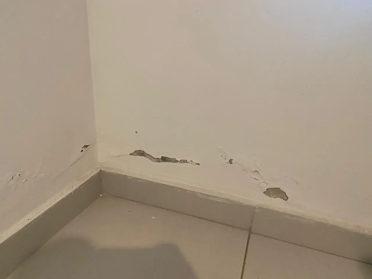 Parede descascada antes do lixamento e reparo das imperfeições