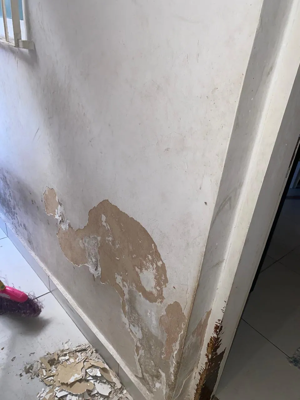 Antes — Parede com umidade — massa corrida e pintura — obra executada pela Pintando O Sete