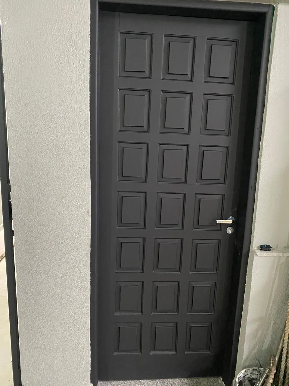Porta com esmalte grafite e acabamento liso sem escorridos