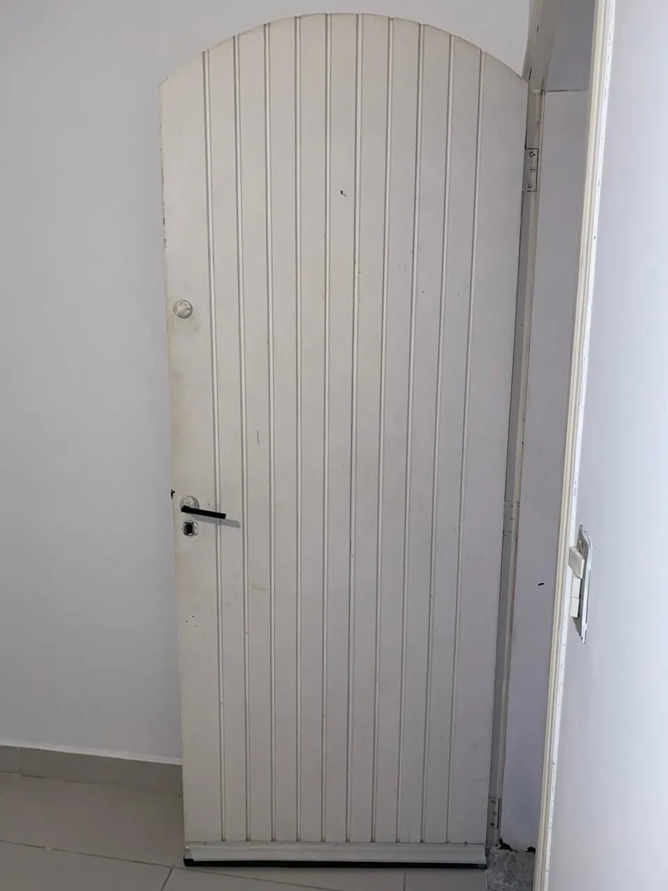 Porta de madeira pintada com esmalte branco acetinado