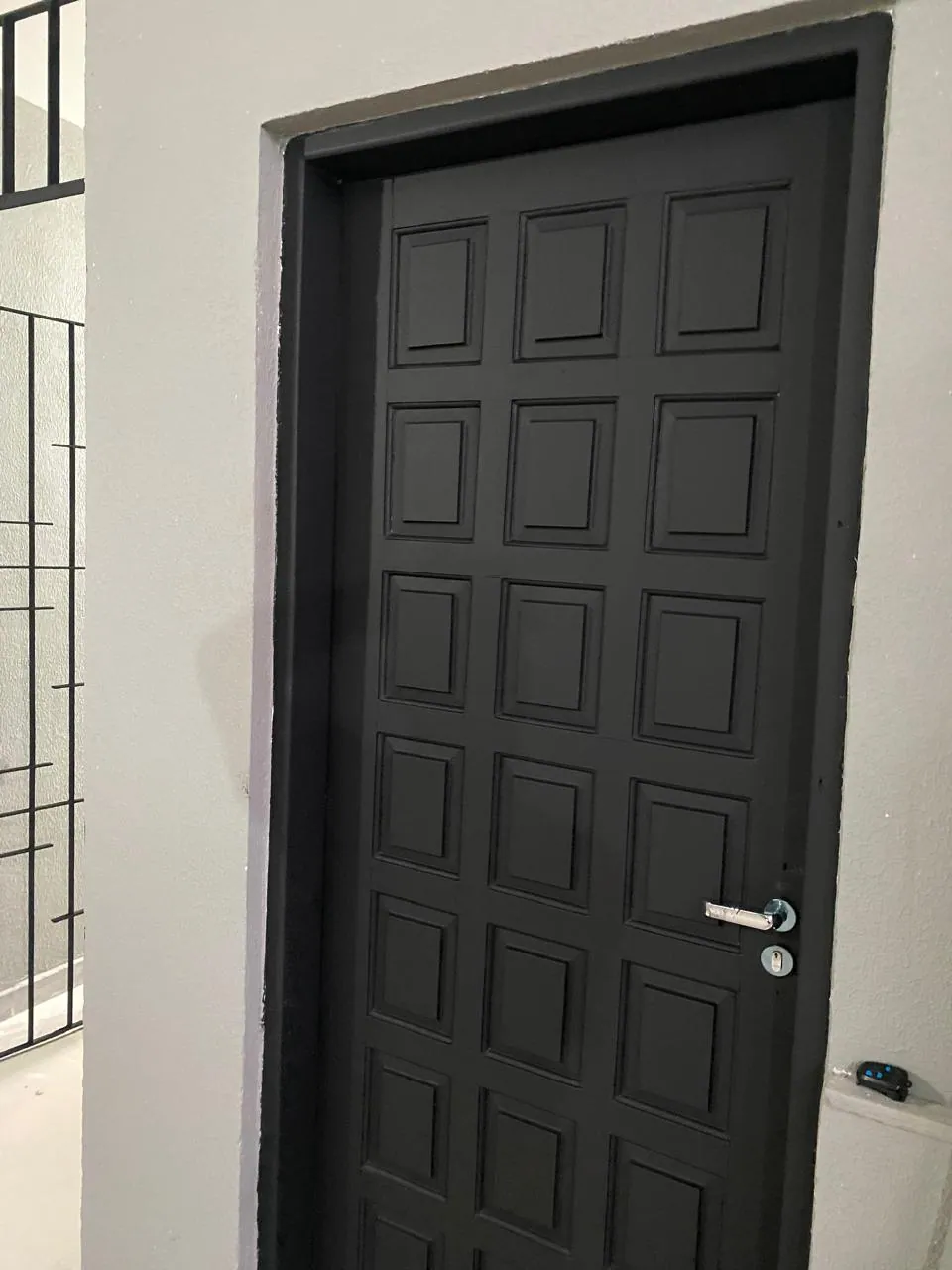 Porta interna pintada em esmalte grafite pela equipe da Pintando O Sete