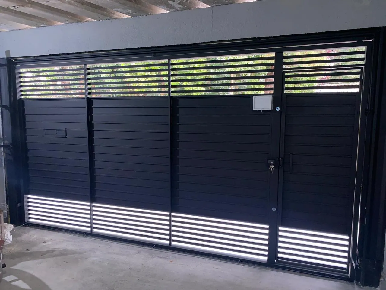 Portão basculante pintado em esmalte grafite — atendimento em Diadema