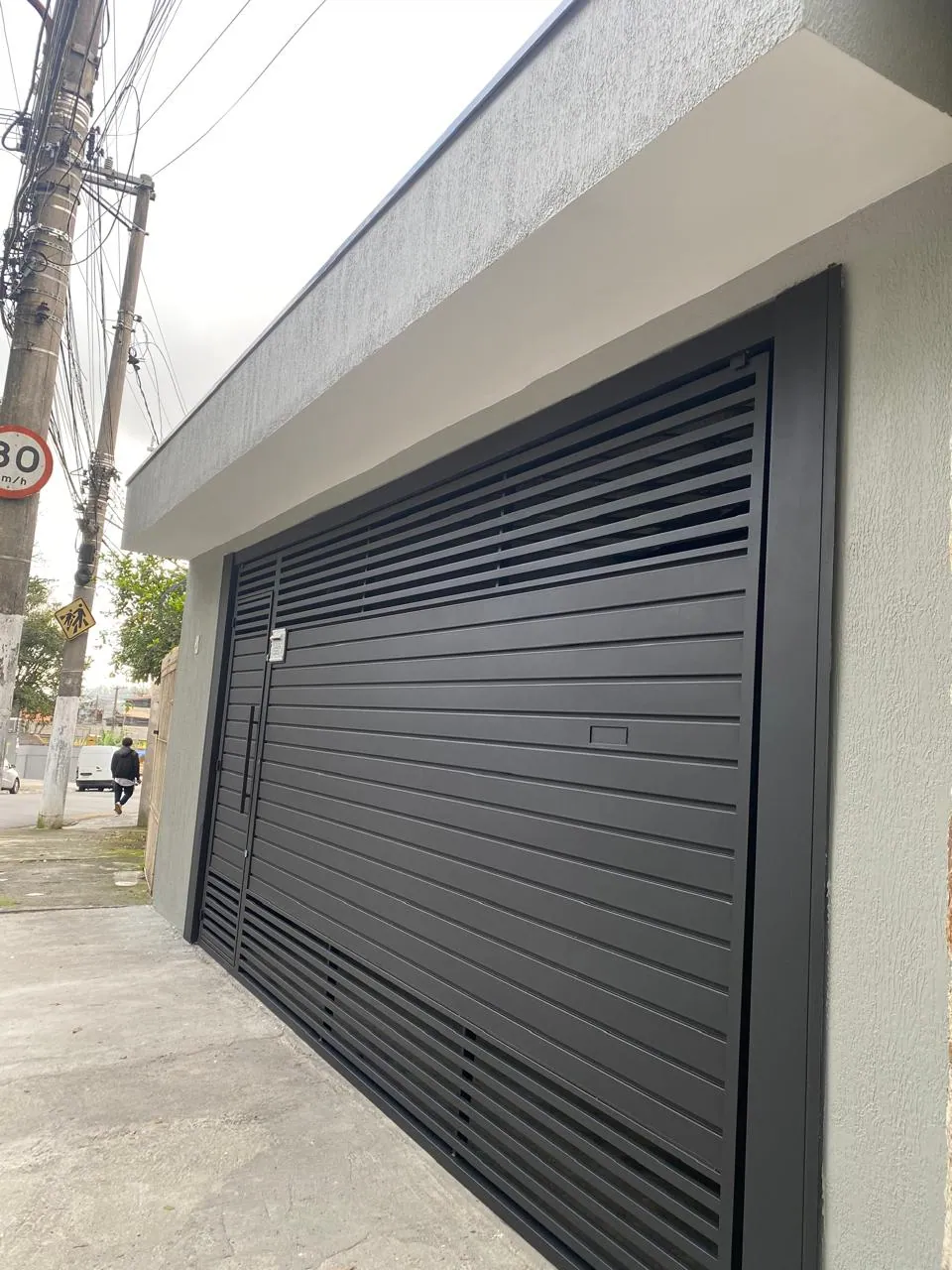 Portão grafite pintado com esmalte no ABC