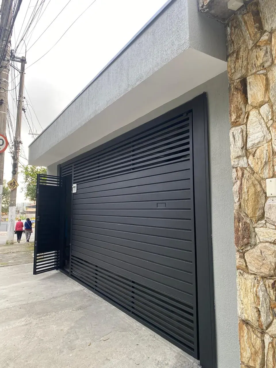 Portão preto com esmalte na fachada