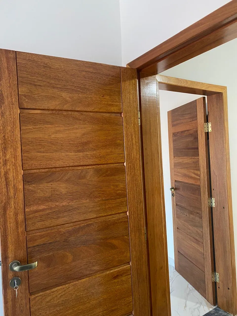 Portas de madeira com verniz e acabamento uniforme