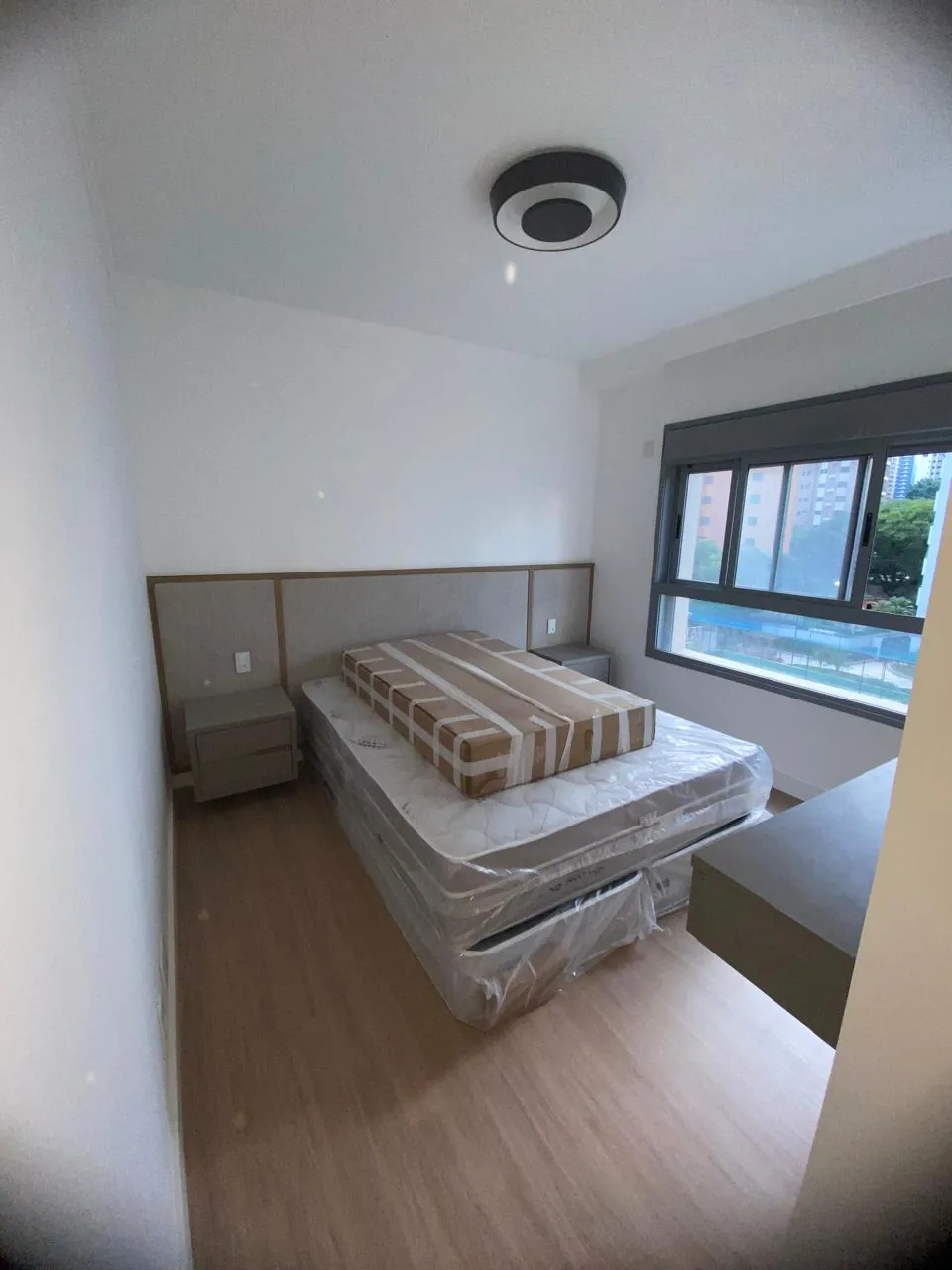 Quarto de casal com pintura profissional e recortes precisos em Santo André