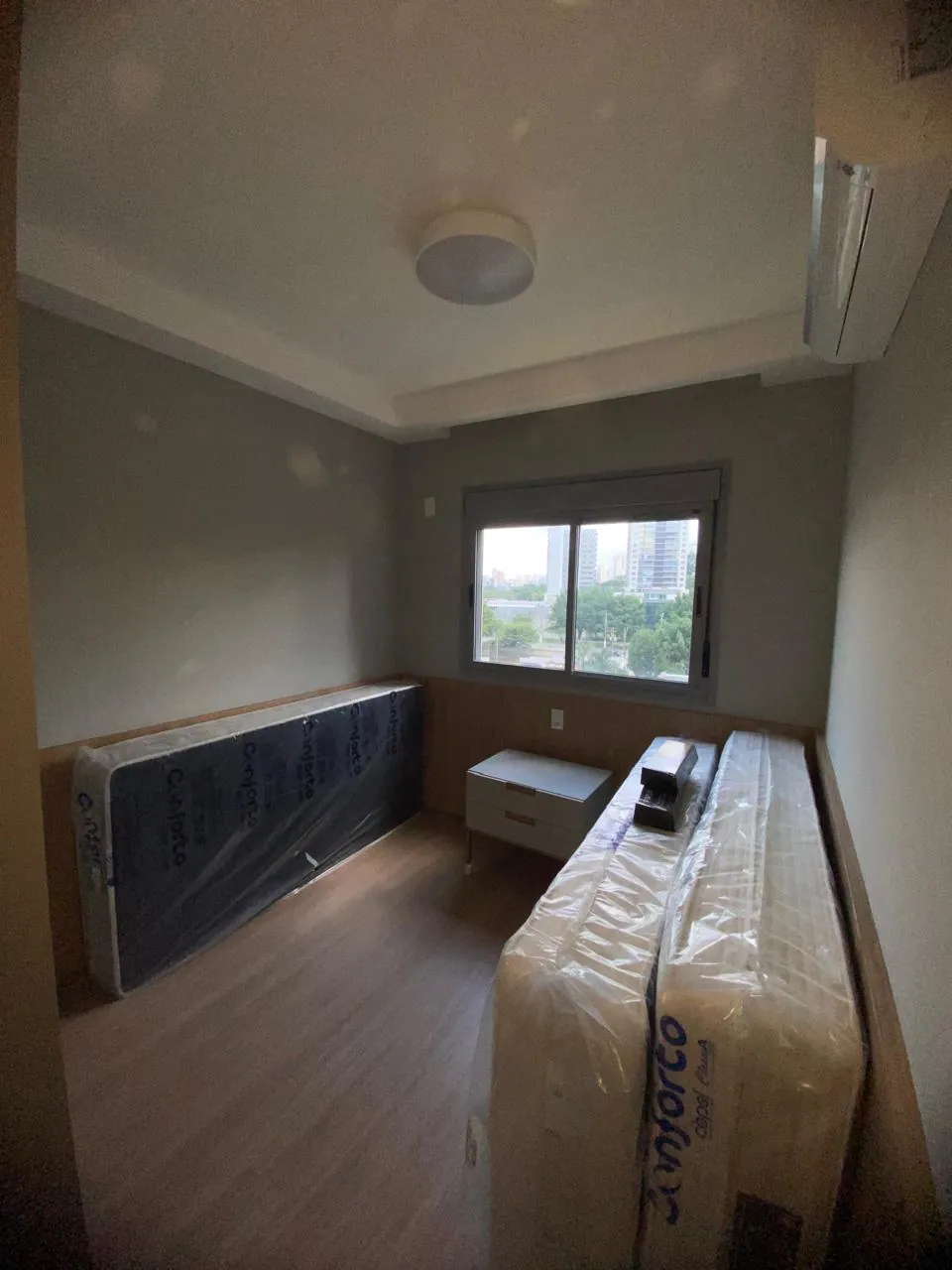 Quarto de apartamento no ABC com parede cinza e acabamento fino