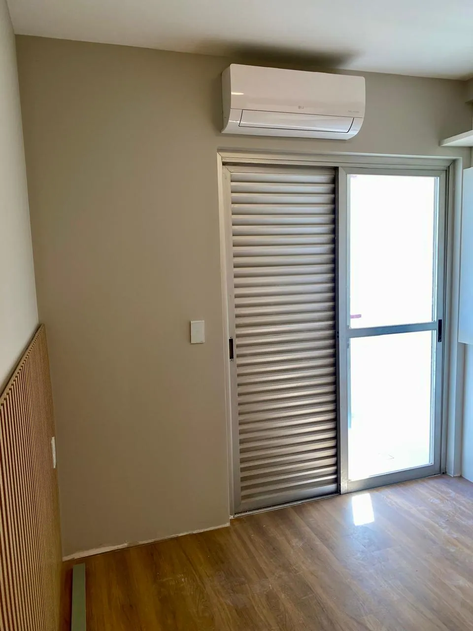 Quarto de apartamento com pintura clara e acabamento sem emendas
