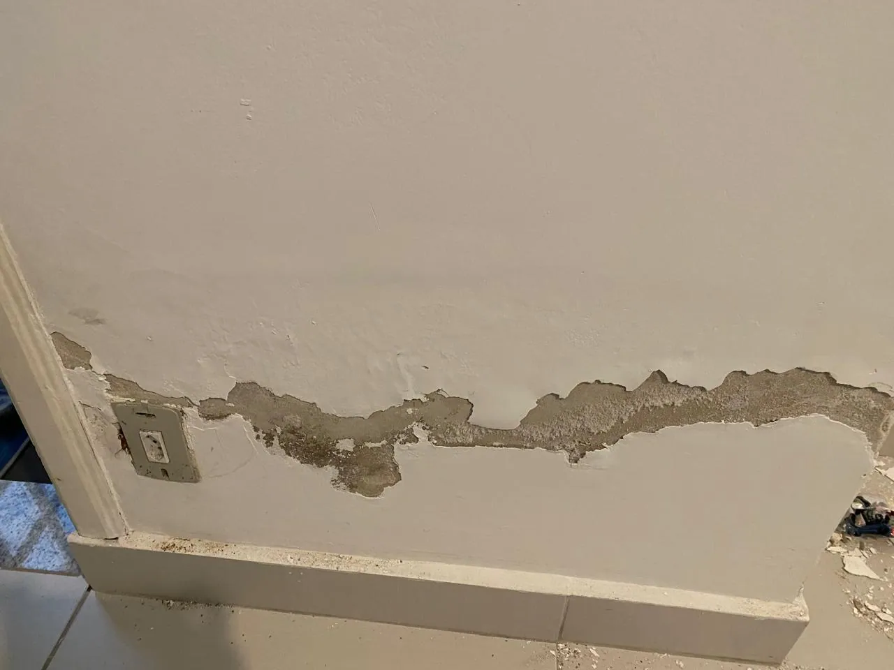 Antes — Rodapé danificado — reparo e pintura branca — obra executada pela Pintando O Sete