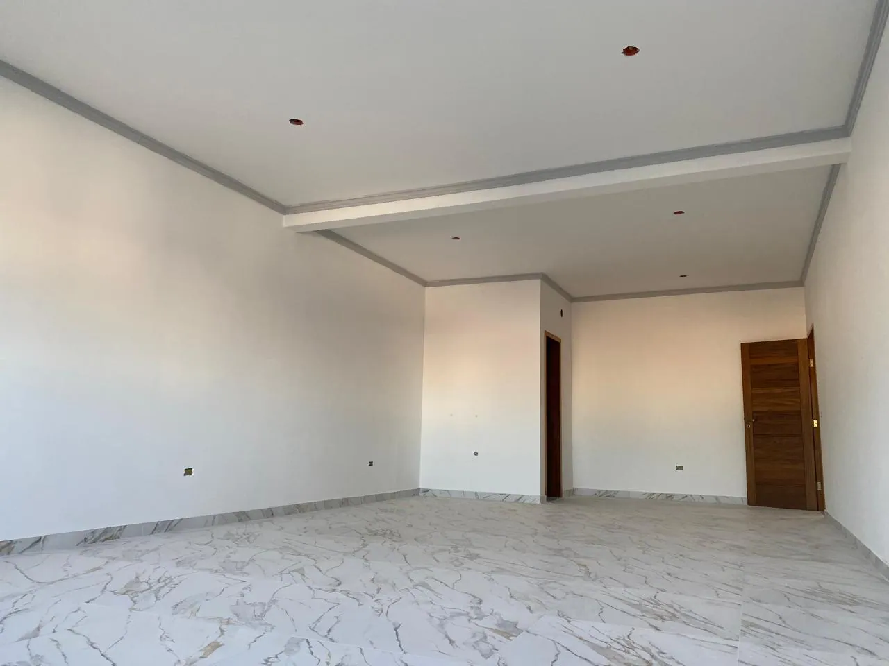 Depois — Rodapé danificado — reparo e pintura branca — obra executada pela Pintando O Sete