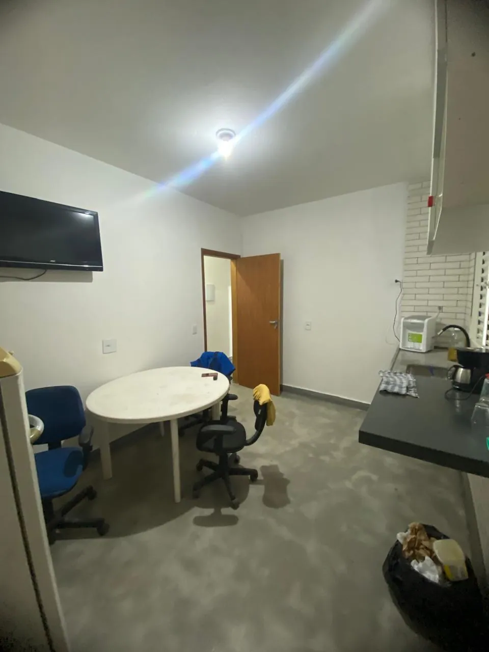 Sala comercial com pintura interna executada fora do horário de expediente Sala comercial com pintura interna executada fora do horário de expediente