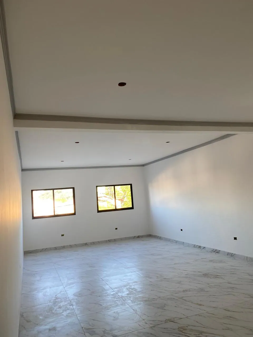 Salão comercial em obra nova recebendo pintura interna — atendimento em Diadema