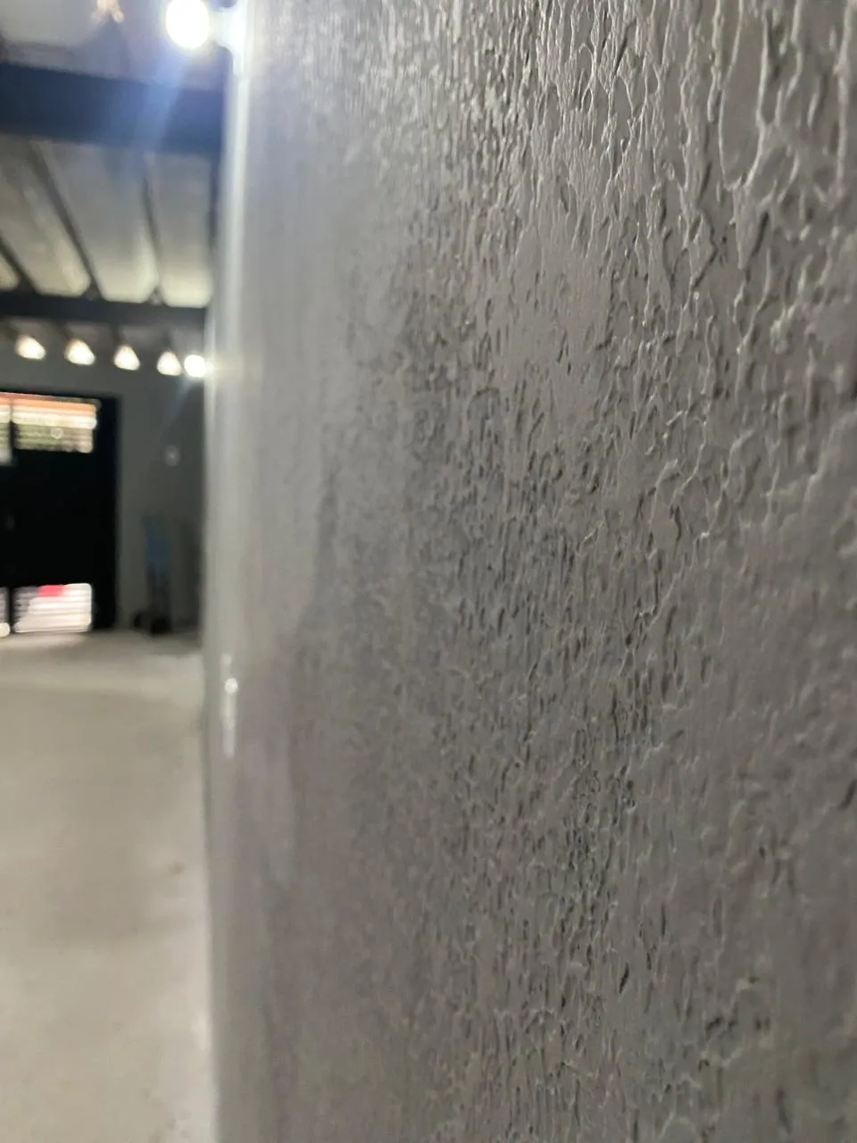 Textura projetada em parede externa para proteção contra intempéries — atendimento em Ribeirão Pires